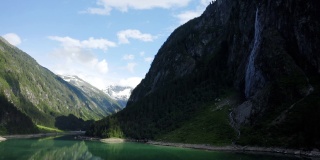 鸟瞰奥地利蒂罗尔的斯蒂勒普湖，壮丽的瀑布