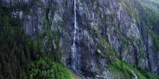 鸟瞰图，美丽的瀑布从悬崖上坠落到奥地利蒂罗尔的斯蒂勒普湖