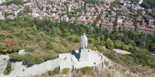 被称为阿廖沙的苏联军队纪念碑和保加利亚普罗夫迪夫市的全景图