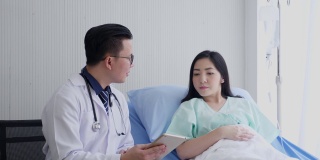 亚洲医生诊断女性病人。医疗咨询的概念