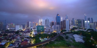 马来西亚吉隆坡的城市景观在白天过渡到夜晚