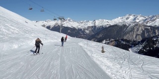 人们在著名的滑雪胜地Courchevel宽阔的斜坡上滑雪