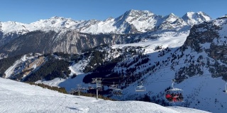 人们在著名的滑雪胜地Courchevel的滑雪斜坡上乘坐升降椅上山