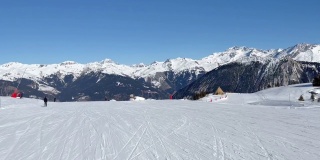 法国阿尔卑斯山脉的库尔舍维尔滑雪场，冬季宽阔的滑雪场