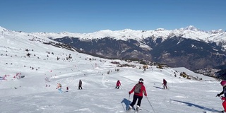 冬天，人们在Courchevel滑雪场的斜坡上滑雪