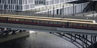 通勤列车正穿过柏林主站的一座铁路桥