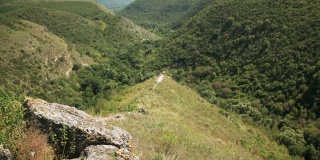 无人机拍摄的摩尔多瓦山谷，山坡上覆盖着郁郁葱葱的绿色植物