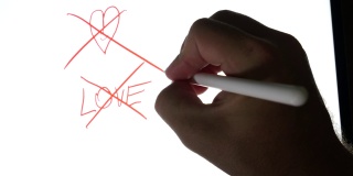 人在写字板上画上一个红色的伤害，写下爱，然后划掉