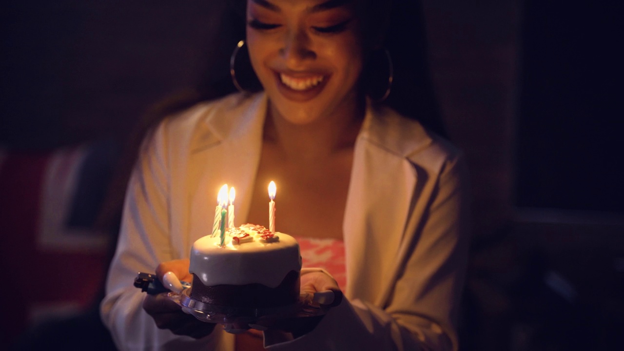 亚洲年轻女性喜欢和快乐的生日蛋糕