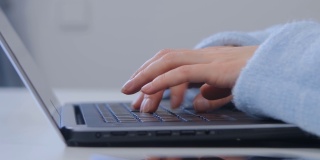 女商人在笔记本电脑键盘上打字。企业家在笔记本电脑上工作的特写4k镜头。自由作家女性手写文章在电脑上的股票视频剪辑