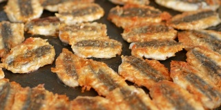 凤尾鱼在锅里炸，土耳其风格的凤尾鱼，炸鱼，