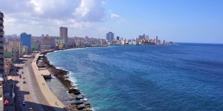 风景优美的El Malecon哈瓦那天际线全景，沿着哈瓦那海岸延伸8公里的地标性广场，经过主要城市旅游景点