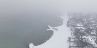 多伦多鸟瞰图，加拿大——冬天多伦多周围的海滩。可以看到它的周围是安大略湖。暴风雪越来越近了