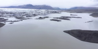 飞越冰岛瓦特纳冰川国家公园斯维纳菲斯冰川湖融化的冰山。全球变暖与气候变化环境概念