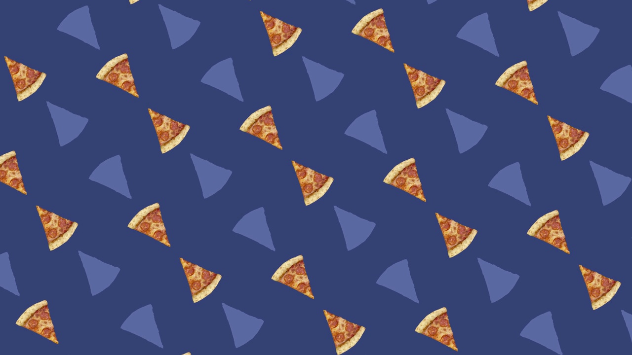 披萨的彩色图案孤立在蓝色背景上。披萨切片的无缝图案。前视图。现实的动画。4 k视频运动