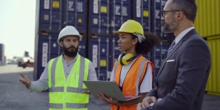 黑人女性工程师正在通过笔记本电脑向投资者或管理人员展示货运信息。她利用技术来帮助造船厂在运输物流概念上的仓库管理。