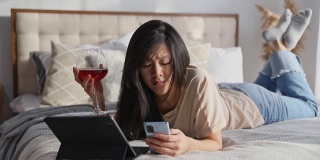 一个严肃的女人，穿着休闲的衣服，躺在床上用数码平板电脑进行视频通话