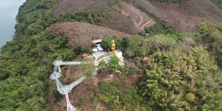 泰国罗依市，从无人机鸟瞰湄公河上的大佛雕像和空中步道