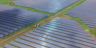 鸟瞰图。太阳能电站连续面板在绿色能源电生态创新自然环境领域。可再生能源