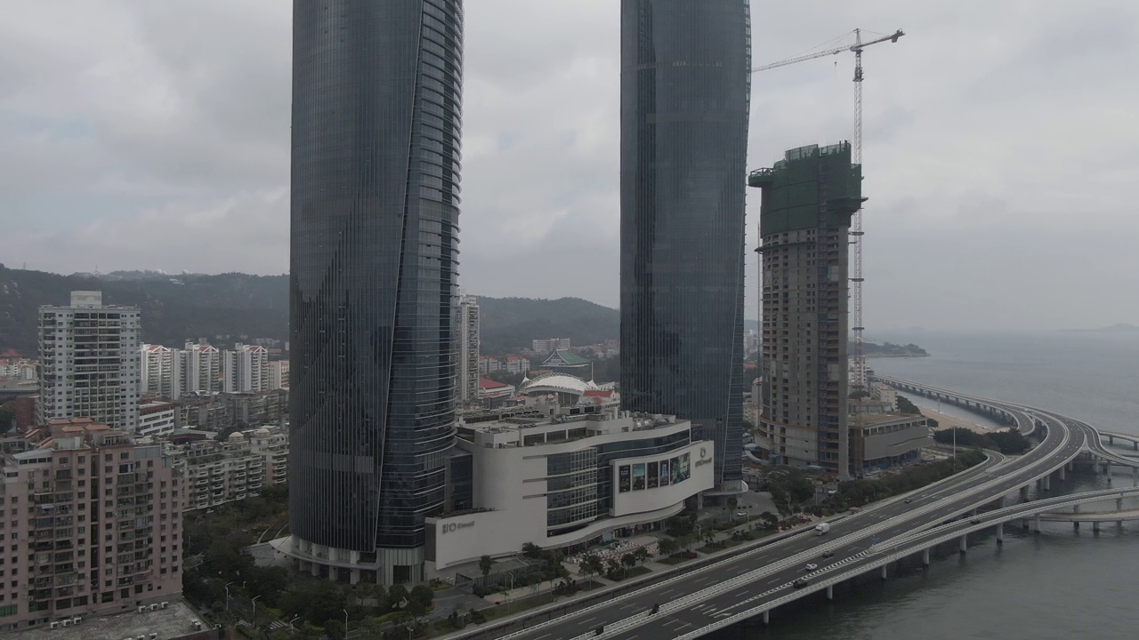 海边城市的风景在雨天