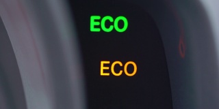 ECO图标标志在汽车仪表盘。汽车的生态驱动模式