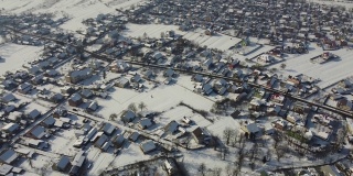 在寒冷的雪天，航拍的东欧西部乌克兰伊万诺弗兰基夫斯克市郊区居民区。无人机从空中拍摄的Sityscape，背景是河流。