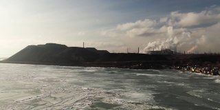 可怕的生态灾难，亚速海岸边的大型冶金厂。冬天。冰冷的大海。马里乌波尔。