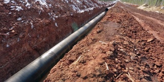 在西伯利亚针叶林新铺设的天然气管道全景图。