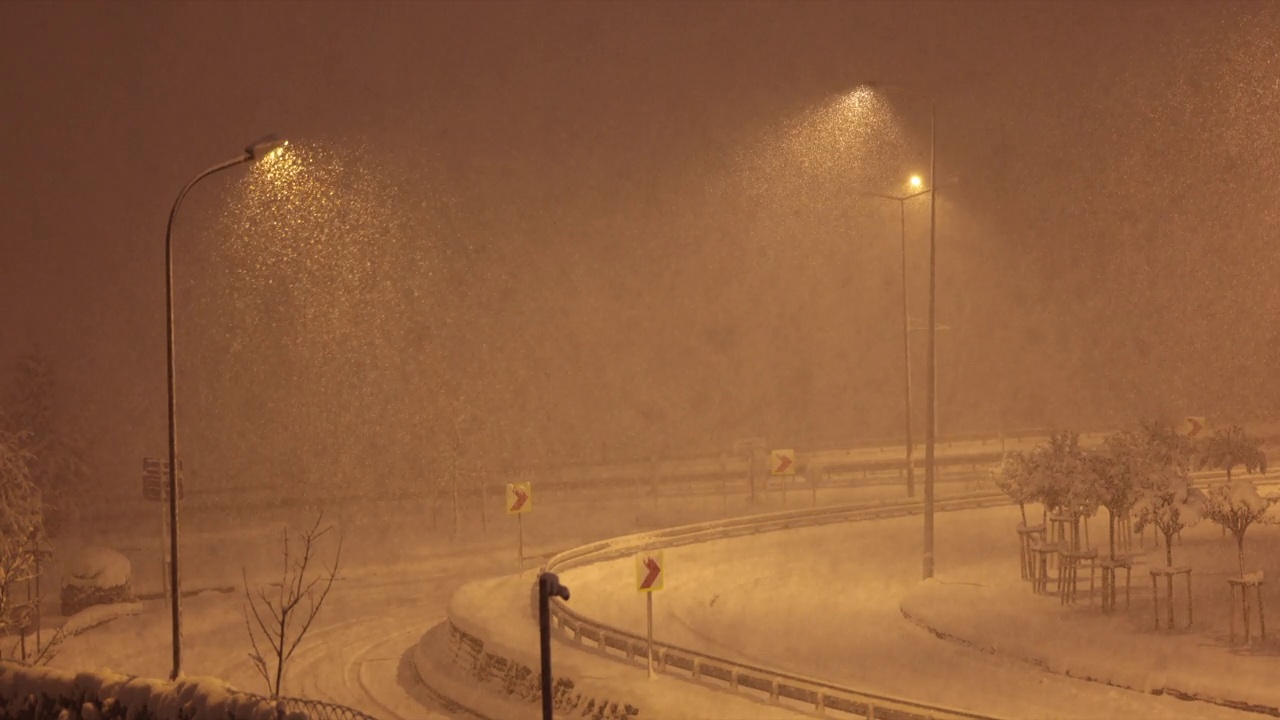 黄色路灯下的暴风雪。