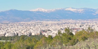 全景图描绘了雅典城周围的山脉。