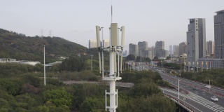 日落时分，城市立交桥旁的5G信号塔
