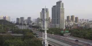 日落时分，城市立交桥旁的5G信号塔