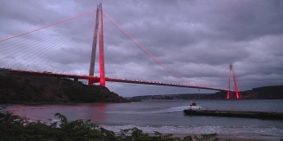 Yavuz苏丹Selim Bridge晚上