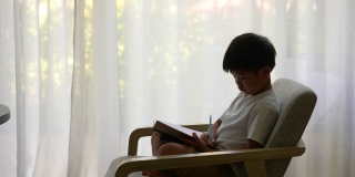 亚洲孩子用耳机在线学习。新常态研究与检疫的概念