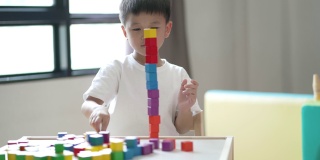 亚洲男孩学习英语字母，玩具和字母表。重返校园的概念