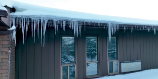 美丽的冰柱从屋顶倾泻而下