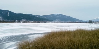 冬季，在土耳其博兹达格奥德米斯伊兹密尔(Bozdag Odemis Izmir)的戈尔库克湖(Golcuk)上，驾驶无人机飞行。