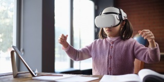 孩子使用虚拟现实耳机参加在线教育课程