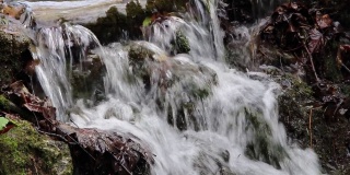 小溪中的小瀑布，水流清澈