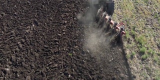 俯视图耕地从犁犁拖拉机在一个领域