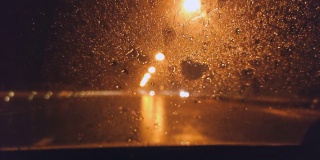 在大雨中驾驶慢镜头