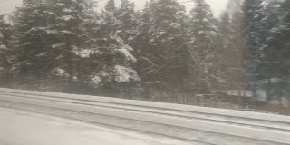 从火车窗口看到的美丽景色，一段经过的冬季风景视频