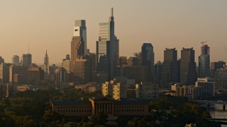 费城市区清晨的全景，弥漫着雾霾。空中视频与平移相机运动。视频素材模板下载