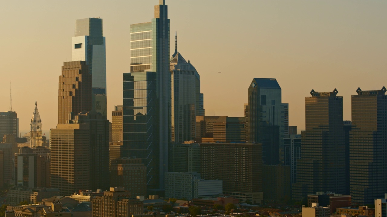 费城市区清晨的全景，弥漫着雾霾。空中视频与平移相机运动。