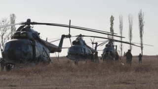 在战场上的军用直升机视频素材模板下载