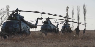 在战场上的军用直升机