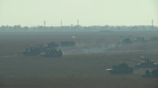 步兵战车在战场上硝烟弥漫视频素材模板下载