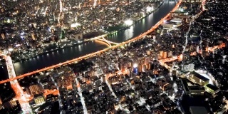 延时拍摄东京夜晚的交通、街道、河流，从空中的树上俯瞰夜景