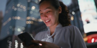女商人在晚上使用智能手机