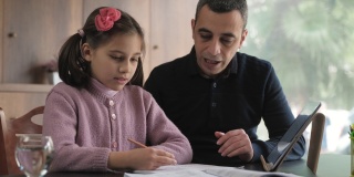父亲帮助女儿做家庭作业